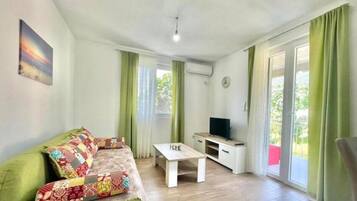 Classic-Apartment | Wohnbereich | 32-Zoll-LCD-Fernseher mit Kabelempfang