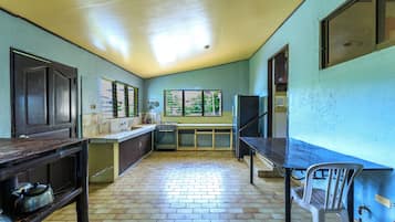 Fridge, microwave, oven, coffee/tea maker