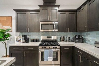 Modern & Cozy Gem near Vineyards