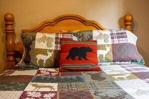 3 bedrooms, desk, WiFi, bed sheets