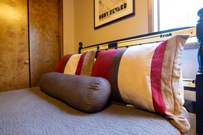 3 bedrooms, desk, WiFi, bed sheets