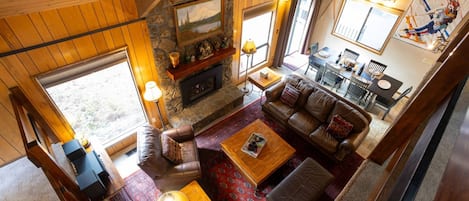 Smart TV, chimenea, mesa de ping pong