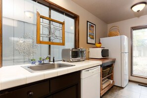 ثلاجة، ميكروويف، فرن، موقد طهي مسطح