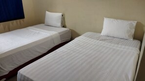 Standard Twin Room | Bed sheets - Homestay Tentrem Simpang Lima (Pati)