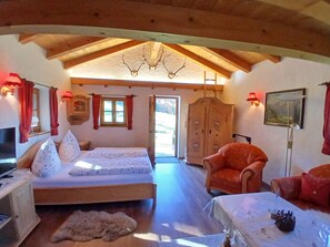 1 bedroom, bed sheets