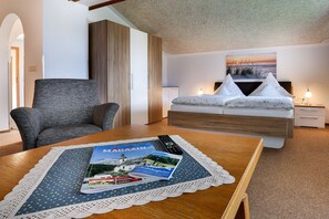 1 bedroom, bed sheets