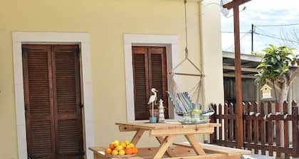 Charmy House in Mires, Family property. Parking, Terrace, Fireplace