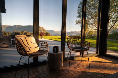 Remodeled historical farm house, 20 min from city center of Aalesund and airport