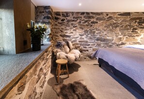 5 bedrooms, iron/ironing board, travel cot, WiFi