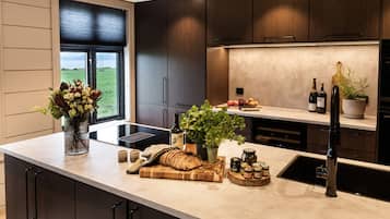 雪櫃、微波爐、焗爐、爐具