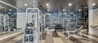 Top Floor City View Penthouse/ Hottub/ Gym / Garage Parking / Workspace