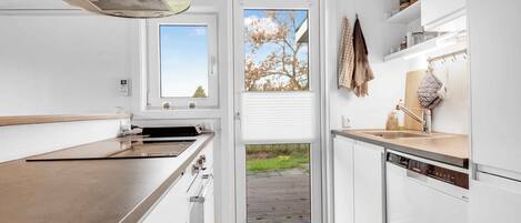 Fridge, oven, dishwasher, coffee/tea maker