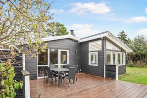 Outdoor dining - Cozy cottage with 600 m to the beach (Hals)