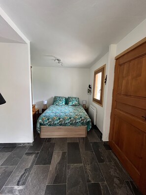1 chambre, fer et planche Ă repasser, Wi-Fi, draps fournis