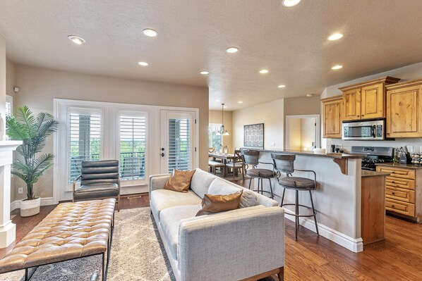 Smart TV, fireplace, books, stereo - Mountain View Cozy Home / Private Garage / Workspace / Wifi / Peaceful Community (West Jordan)