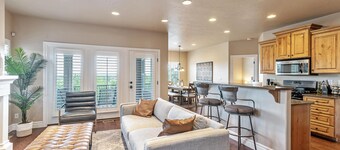 Mountain View Cozy Home / Private Garage / Workspace / Wifi / Peaceful Community