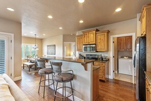 Fridge, microwave, oven, stovetop - Mountain View Cozy Home / Private Garage / Workspace / Wifi / Peaceful Community (West Jordan)