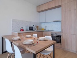 Frigorífico, microondas, horno y utensilios de cocina