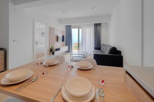 Apartamento exclusivo | Zona de estar | Televisión LCD de 32 pulgadas con canales por cable