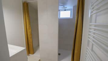 Een douche, een haardroger, handdoeken, toiletpapier