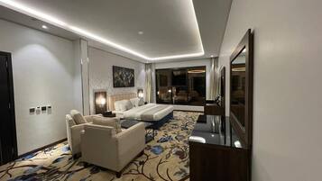 Minibar, in-room safe, free WiFi