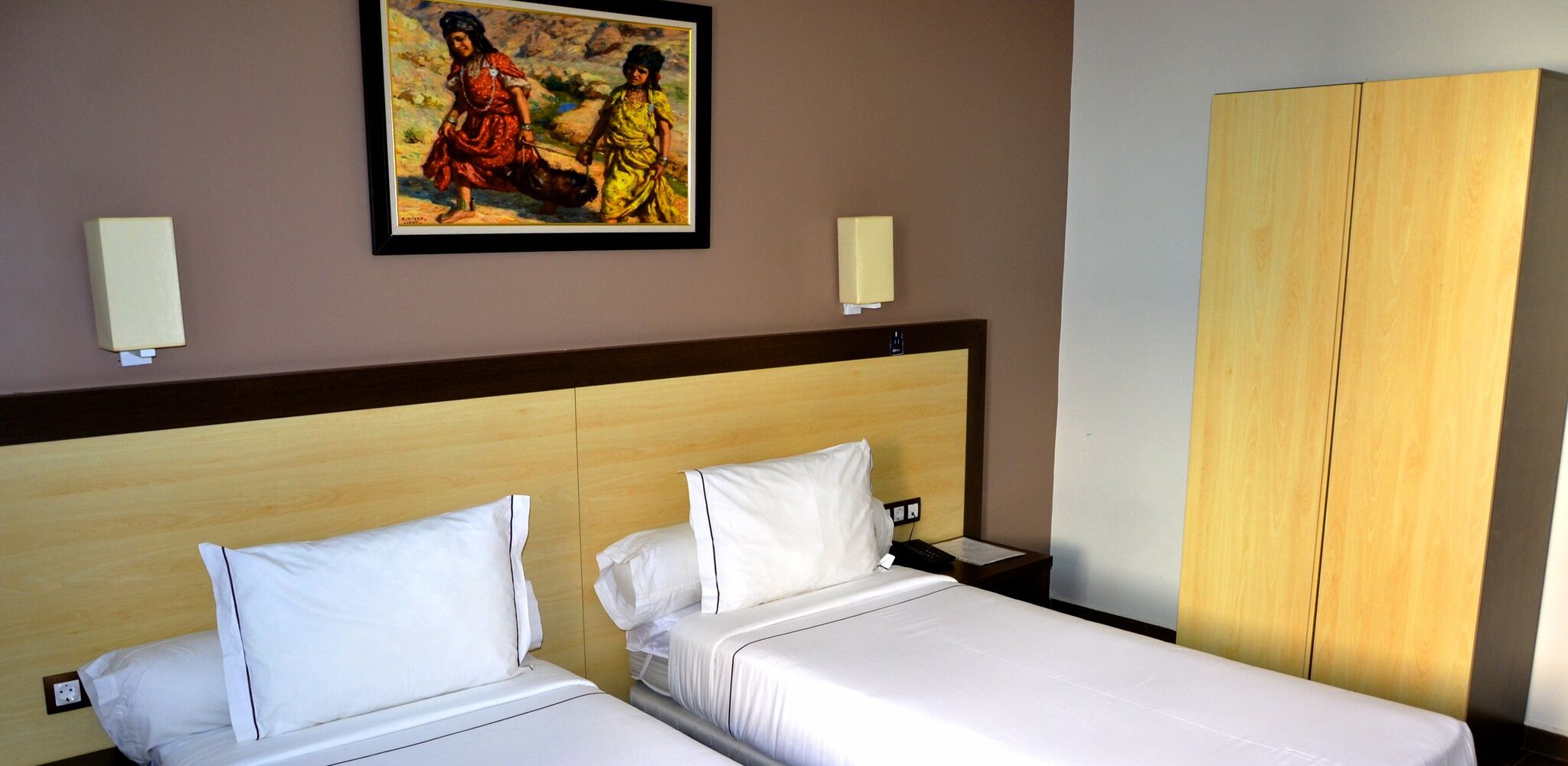 Schreibtisch, laptopgeeigneter Arbeitsplatz, kostenloses WLAN