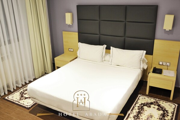 Comfort Double Room | Meja, ruang kerja komputer riba, Wi-fi percuma 