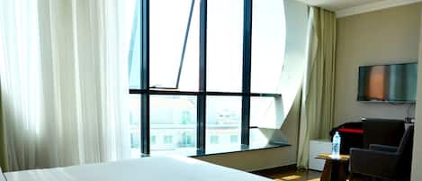 Escritorio, espacio para trabajar con laptop y wifi gratis