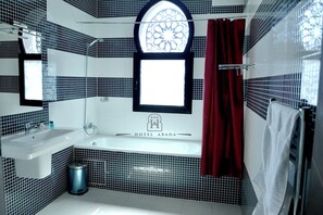 Deluxe Double Room | Bilik Mandi | Pengering rambut, tuala disediakan, sabun, syampu 