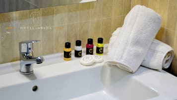 Comfort Double Room | Bathroom | Hair dryer, towels, soap, shampoo