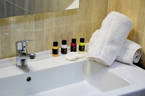 Comfort Double Room | Bilik Mandi | Pengering rambut, tuala disediakan, sabun, syampu 