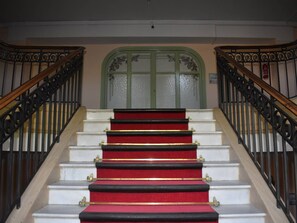 المنشأة من الداخل