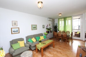 Apartment | Living area | 60-cm flat-screen TV with satellite channels - Apartment Elia (Rovinj)