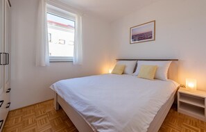 1 bedroom, free WiFi, bed sheets - Beach front apartment in Kosljun with WiFi (Kosljun)