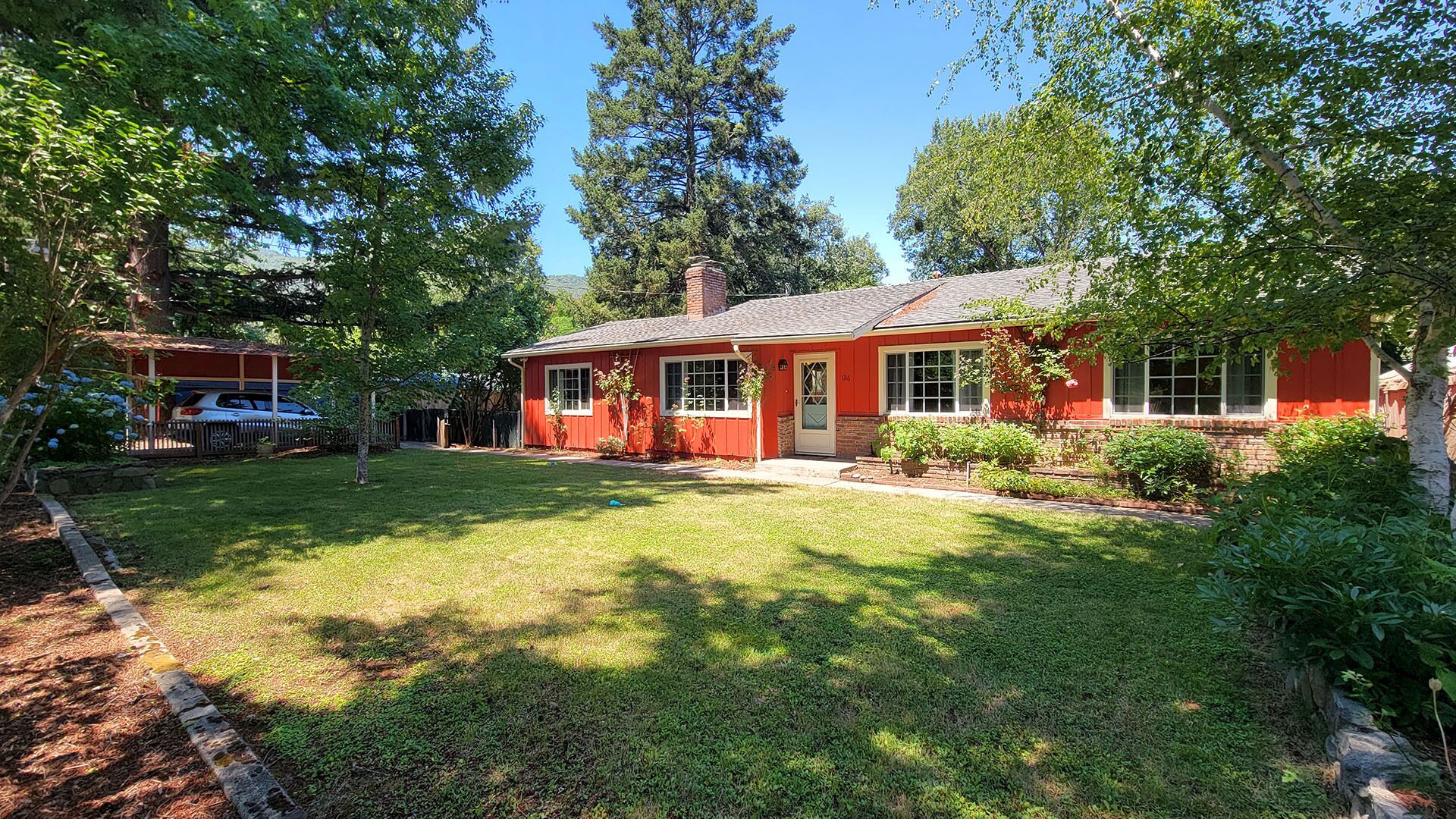 Spacious 2 home property on the rogue river! Sleeps 14 w/ Swim Spa