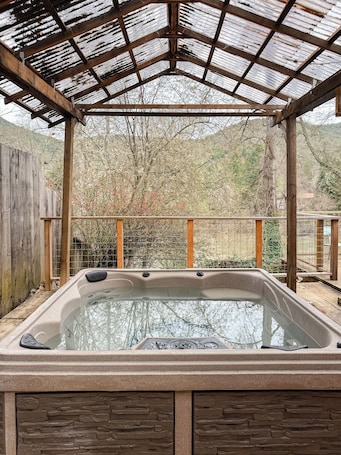 屋外スパ浴槽. Charming 2-bedroom riverfront cottage! Enjoy a wood stove, W/D, and private hot tub overlooking the Rogue River. Perfect Gold Hill getaway for couples or a small family retreat.
