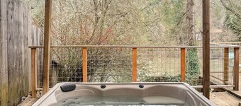 Charming 2-bedroom riverfront cottage! Enjoy a wood stove, W/D, and private hot tub overlooking the Rogue River. Perfect Gold Hill getaway for couples or a small family retreat.