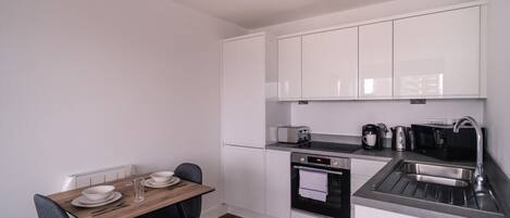 Kühlschrank, Mikrowelle, Ofen, Herdplatte