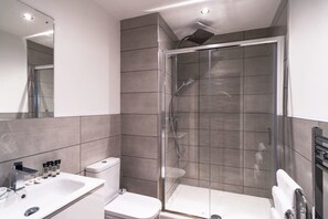 Shower, hair dryer, towels - Stay Zeni, Alexandra Rise Manchester Cosy 1 Bed (Manchester)