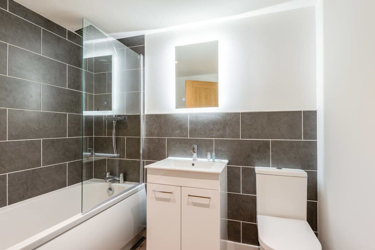 Shower, hair dryer, towels, shampoo
