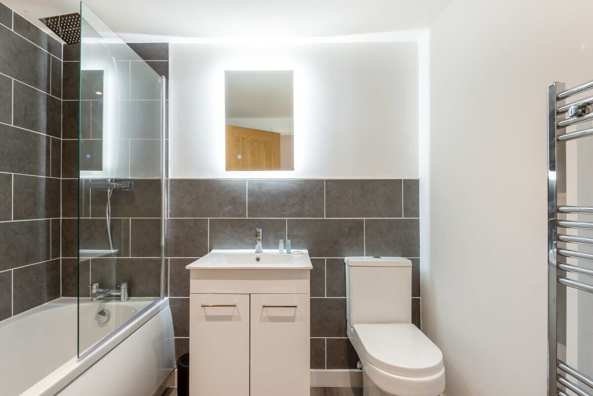 Douche, sèche-cheveux, serviettes fournies