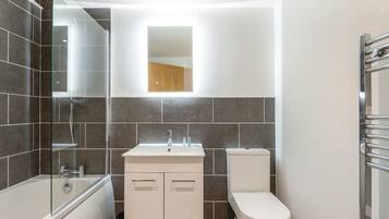 Douche, sĂšche-cheveux, serviettes fournies