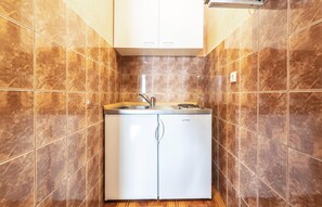 Refrigerador, microondas, parrilla de estufa y cafetera y tetera 