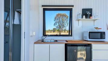 Frigorífico, microondas, placa de cocina y tostadora