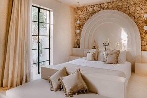 8 dormitorios, escritorio, tabla de planchar con plancha y cuna de viaje