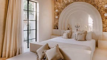 8 sovrum, skrivbord, strykjärn/strykbräda och resesäng