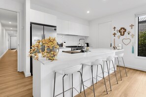 冷蔵庫、電子レンジ、オーブン、コンロ