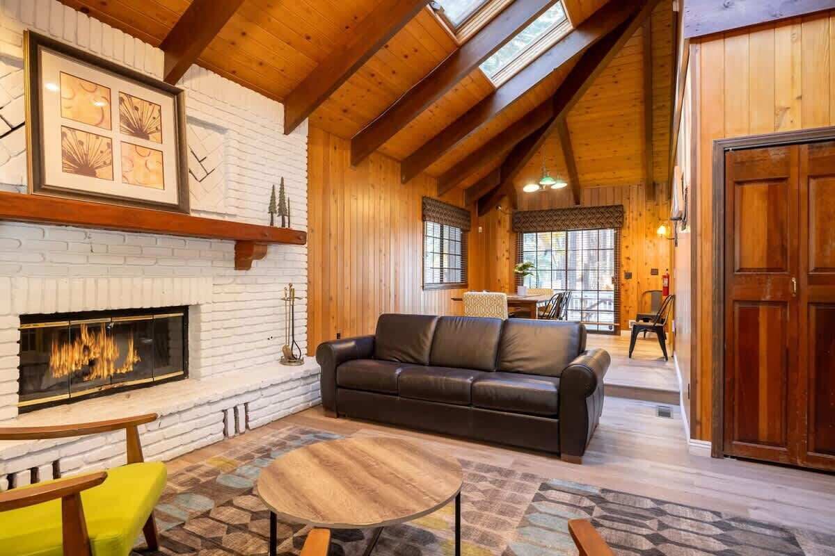 Televisión, chimenea, futbolito y oficina 