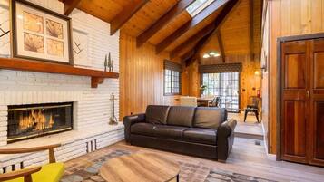 Televisión, chimenea, futbolito y oficina