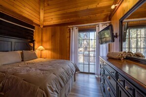 3 bedrooms, desk, iron/ironing board, travel crib